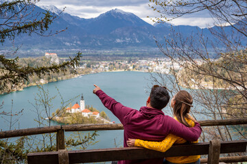 Pareja de viajeros disfrutando las vistas del Lago Bled, en altura desde el mirador de la colina © Javier