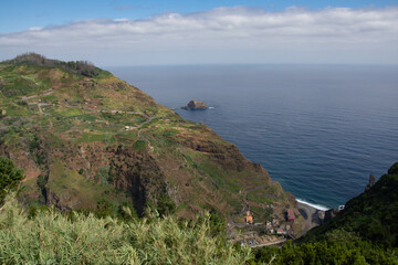 Obraz premium Point de vue sur la montagne de Ribeira Da Janela sur l'ile de Madère au Portugal