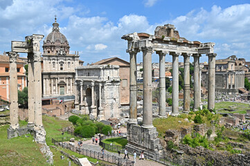 Säulen des Saturn  Tempel, Septimus Severusbogen, auf   Forum Romanum, Rom,  Lazio,  Italien 