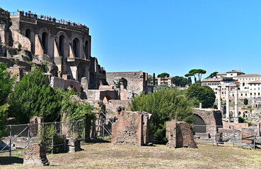 Mauerreste, auf  Forum Romanum, Roma, lazio, Italien.
Im Hintergrund Palatin