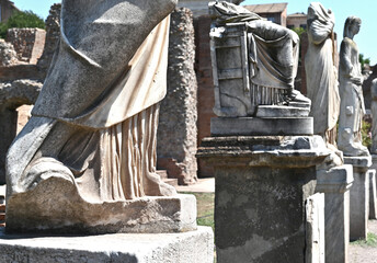 Obraz premium Skulpturen von Vestalinen auf Forum Romanum, Rom, Italien