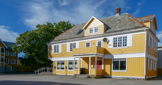 Walking along the streets of Rorvik (R&oslash;rvik) town
