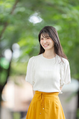 女性　新緑　緑　笑顔