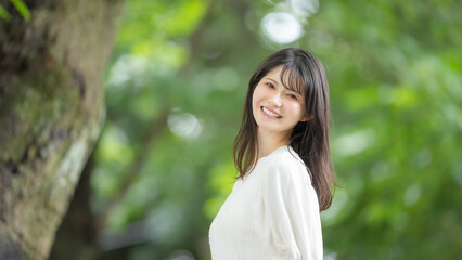 女性　新緑　緑　笑顔