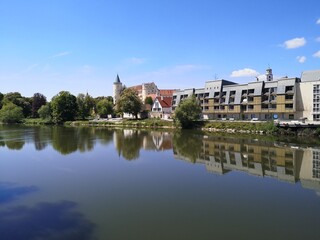 Obraz premium Lauingen an der Donau mit Donaustrand und Brücke bei Sonnenschein und blauem Himmel, Enten und Gänse füttern