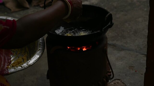Onion pakora frying in iron pen. This is a popular street food in Indian subcontinent. Onion which are coated in seasoned&nbsp;spicy gram flour&nbsp;batter and deep fried. It originated in India.