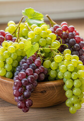 Uvas verdes y moradas juntas