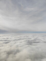 Dans le ciel, entre les nuage