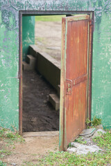 昭和レトロな古びたコンクリートの野球ベンチ入口