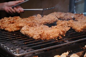 Taiwanese Fried Chicken or Da Ji Pai, Food Food at Shilin Market in Taipei, Taiwan - 台湾 士林夜市 台北 大鶏排 または 唐揚げ	
