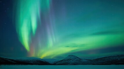 Naklejka premium Stunning Aurora Borealis displays over a snowy landscape.