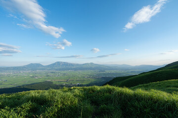 大観峰から眺める夏の阿蘇五岳と阿蘇谷