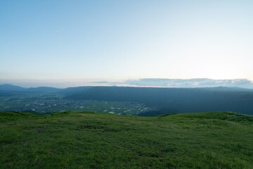 夕暮れの大観峰の草原と阿蘇谷