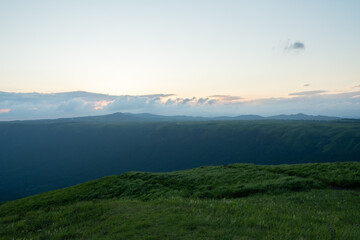 夕暮れの大観峰の草原