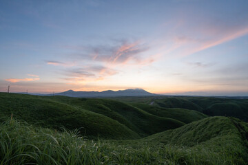 Obraz premium 大観峰から眺めるくじゅう連山、外輪山の山並みと朝焼け
