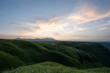 Naklejka premium 大観峰から眺めるくじゅう連山、外輪山の山並みと朝焼け