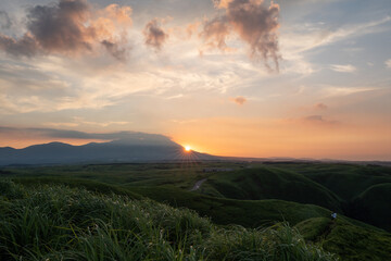 大観峰から眺めるくじゅう連山、外輪山の山並みと日の出