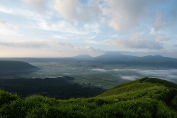 Obraz premium 大観峰から眺める北外輪山と阿蘇五岳の山並みと阿蘇谷