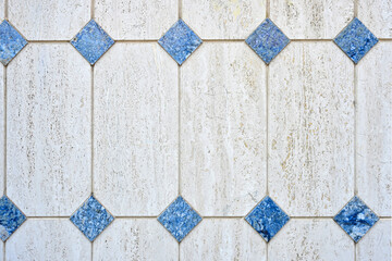 Piastrelle travertino decorative beige con inserti blu in marmo