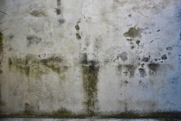 Fondo astratto di muro grigio con intonaco danneggiato