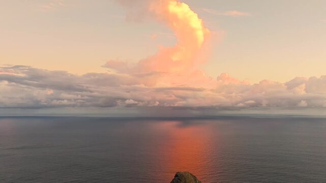 magnifique timelaps stabilis&eacute; pris en drone d'un couch&eacute; de soleil de l'ile de UA HUKA aux marquises en polyn&eacute;sie francaise