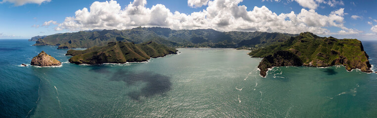 magnifique vue a&eacute;rienne panoramique de la vall&eacute;e de taiohae pris du large par beau temps