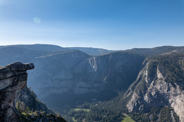 Obraz premium Sentiel Granodiorite. Glacier Point, Yosemite National Park, California. Sierra Nevada. Erosion and weathering. Yosemite Valley is a glacial valley. 