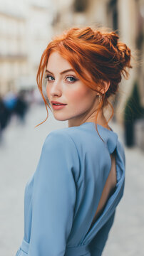 Frau mit roten Haaren tr&auml;gt hellblaues Kleid