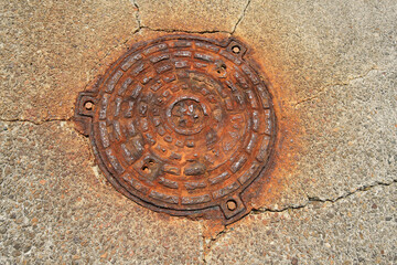 錆びたマンホール