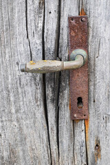 Eisenbeschlag an einer alten Holztür