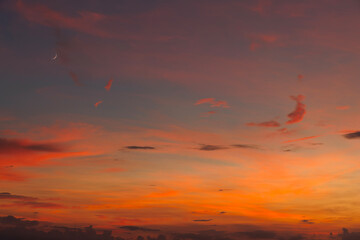 夕焼け空に昇り始める三日月