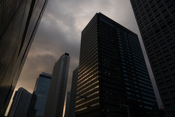 Fototapeta premium 無数の窓、それぞれの夜を灯す光の集合体