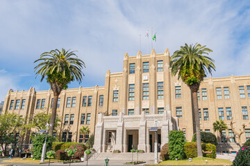 宮崎県庁本館と南国の風景を彩るヤシの木