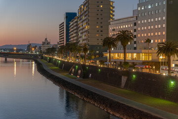 夕暮れの大淀川沿いの宮崎市橘公園