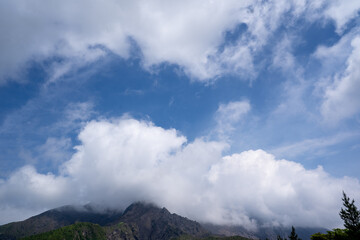春の青空と鹿児島の桜島