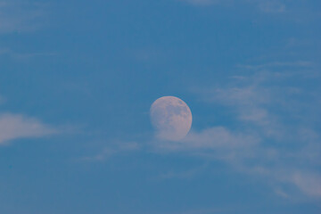 夕焼けと月