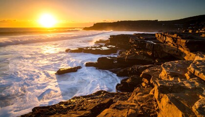 Obraz premium Ocean Waves Crashing on Rocky Shoreline at Golden Sunset