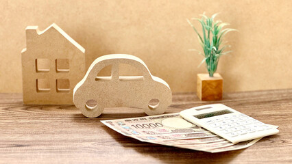 車と家の小物とお金と計算機_コルク背景