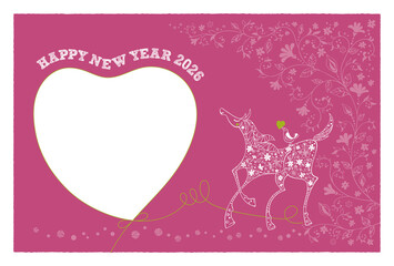 小花を纏い鳥を背にした白抜きの馬とグリーンラインハートの2026年の年賀状～地色ピンク～png