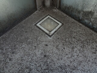 汚れたコンクリートの角と照明