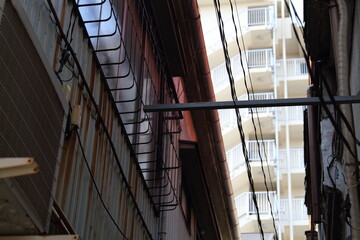 路地から見上げる