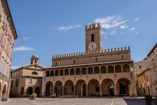 Offida. Town Hall. Built between the 13th and 14th centuries (central crenellated tower). The fa&ccedil;ade is preceded by a 7-arched portico with an elegant 14-arched loggia raised in the 15th century.