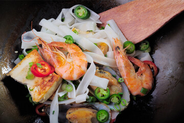 Delicious Stir Fry with Rice Noodles, Shrimp, and Clams in Traditional Chinese Wok | Asian Seafood Stir Fry in 4K Ultra HD | Fresh and Flavorful Chinese Cuisine