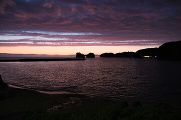 夕暮れ時の円月島
Fantastic evening panorama of Shirarahama Beach, Japan. 