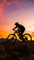 Obraz premium Silhouette of a mountain biker at sunset.