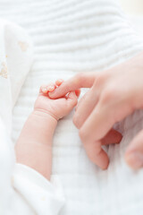 赤ちゃん　手　ニューボーンフォト　お母さんと
　