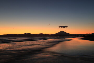 穏やかな波が打ち寄せる海岸、夕陽が染める鵠沼海岸　夕景