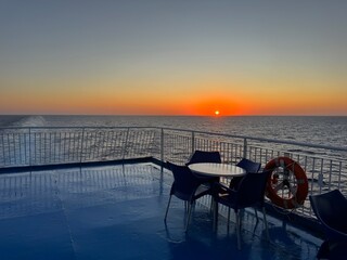 Obraz premium sunset over the sea on the boat