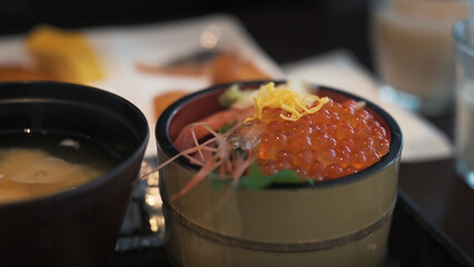 新鮮な海鮮丼を食す