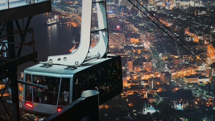 夜のケーブルカーと函館の夜景